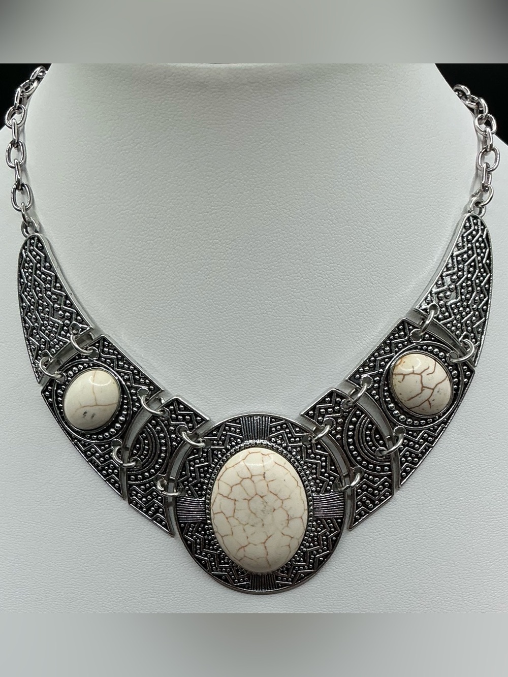 WHITE AND SILVER TONE SOUTHWESTERN STATEMENT NECKLACE